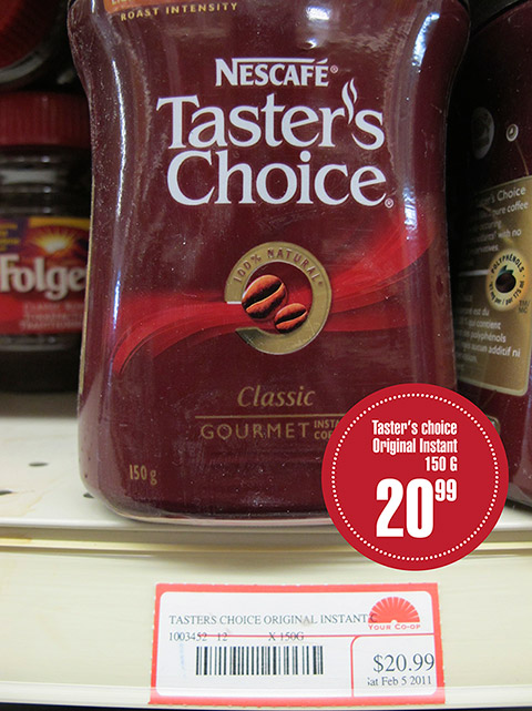 Un pot de café soluble de marque Nescafé Taster’s Choice Classic Gourmet de 150 grammes repose sur un étalage. Une étiquette précise son prix de vente de 20,99 $.
